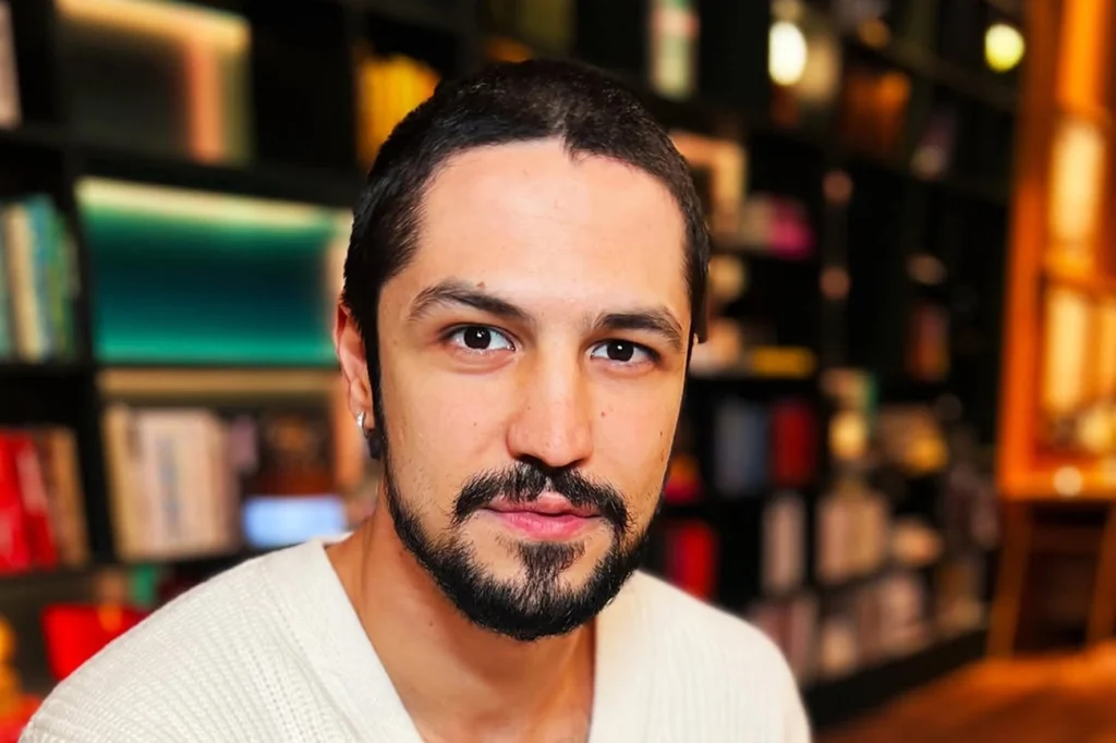 Ator de O Agente Secreto, Gabriel Leone revela nova profissão