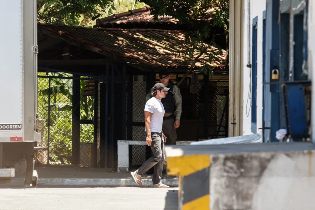 Daniel Vorcaro é solto e deixa cadeia em SP com tornozeleira eletrônica.Vejavídeo Daniel Vorcaro é solto e deixa cadeia em SP com tornozeleira eletrônica.Vejavídeo