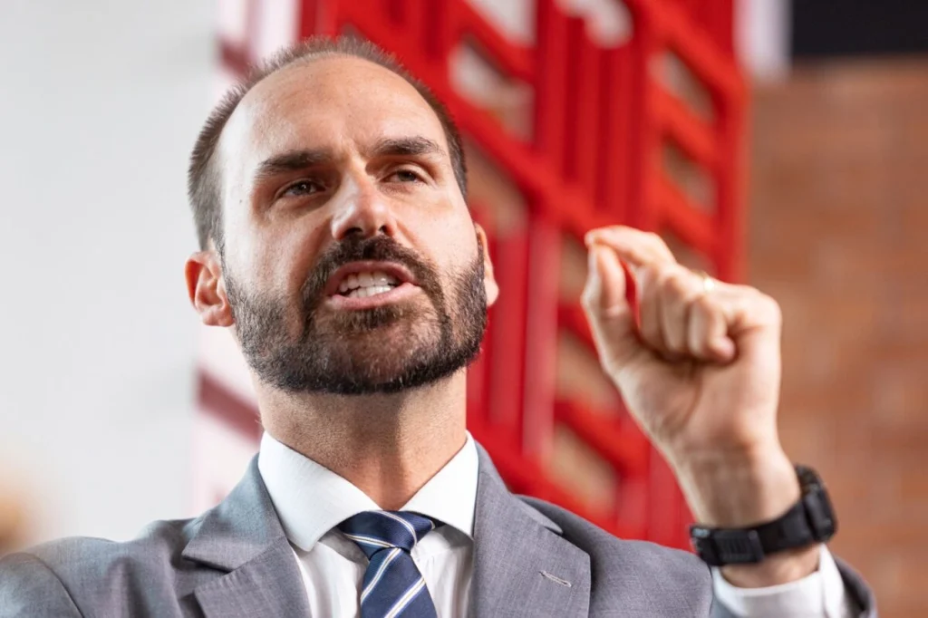 Eduardo Bolsonaro muda tom e admite apoiar Tarcísio contra Lula