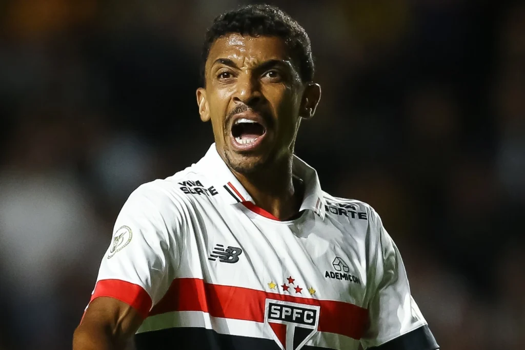 Luiz Gustavo faz forte desabafo e cobra diretoria do São Paulo Luiz Gustavo faz forte desabafo e cobra diretoria do São Paulo