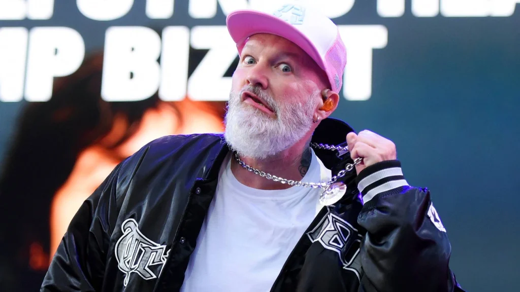 A irritada reação de Fred Durst após fã sacar celular no palco do Limp Bizkit A irritada reação de Fred Durst após fã sacar celular no palco do Limp Bizkit