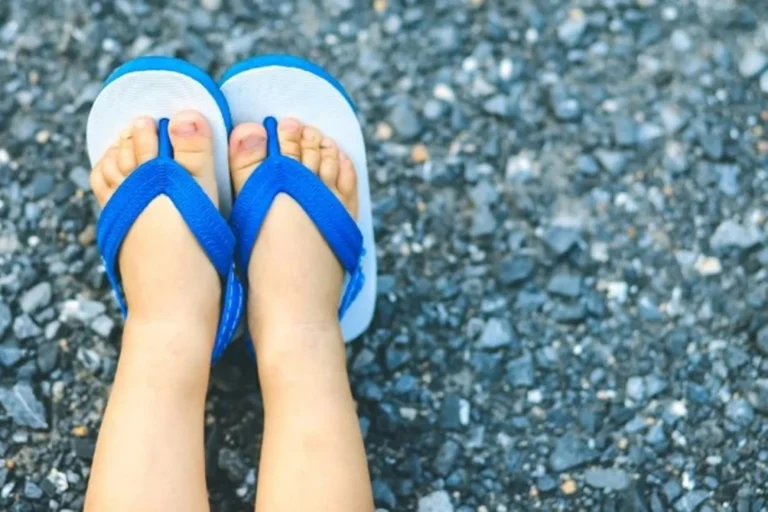 Aluna quebra pé ao ser atingida por pneu em escola e ganha indenização