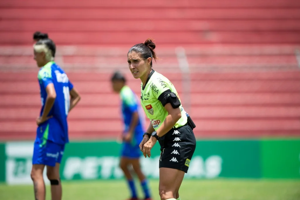 Árbitra não expulsa atleta com dois cartões amarelos em partida em SP