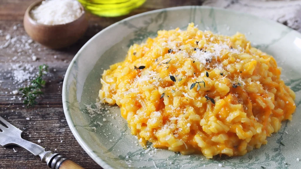 Arroz cremoso de uma panela só é perfeito para uma refeição prática