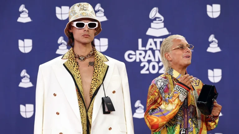 Ca7riel e Paco Amoroso lançam agora Top of the Hills com 12 faixas surpresa hoje