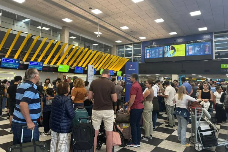Ciclone de SP: centenas de voos cancelados e caos em aeroportos