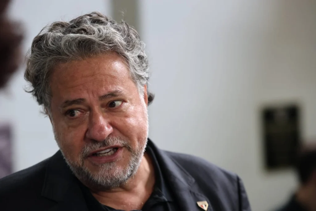 Conselheiros do São Paulo apontam Casares como presidente acima do limite