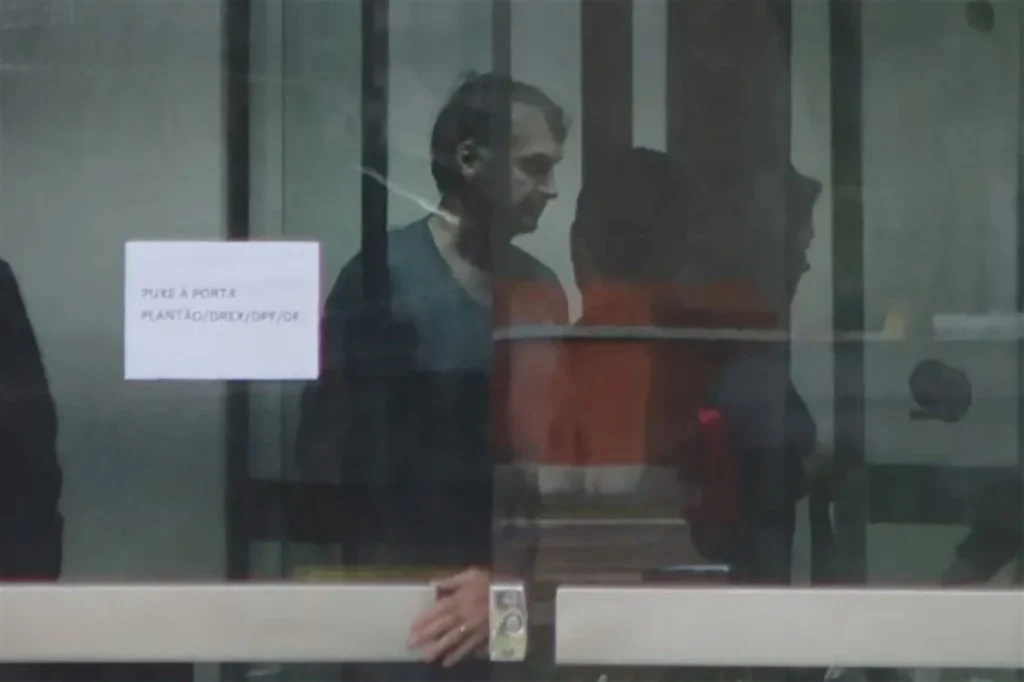 Bolsonaro agora pede exame de urgência na prisão para tratar hérnia Bolsonaro agora pede exame de urgência na prisão para tratar hérnia