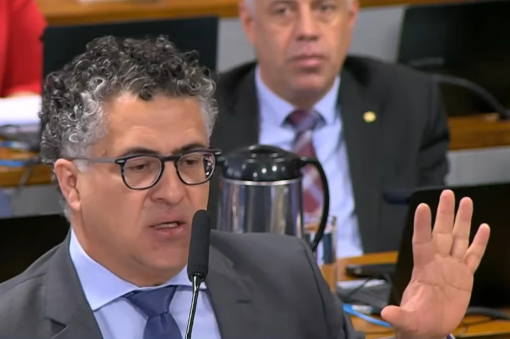 “Fica na sua, papagaio de pirata”, diz deputado do PT para Zé Trovão.Vejavídeo “Fica na sua, papagaio de pirata”, diz deputado do PT para Zé Trovão.Vejavídeo