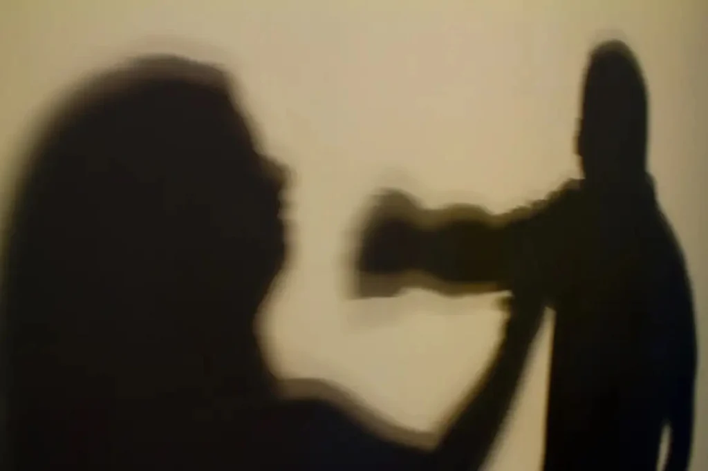 Homem de histórico de violência é preso após mordidas em relacionamento Homem de histórico de violência é preso após mordidas em relacionamento