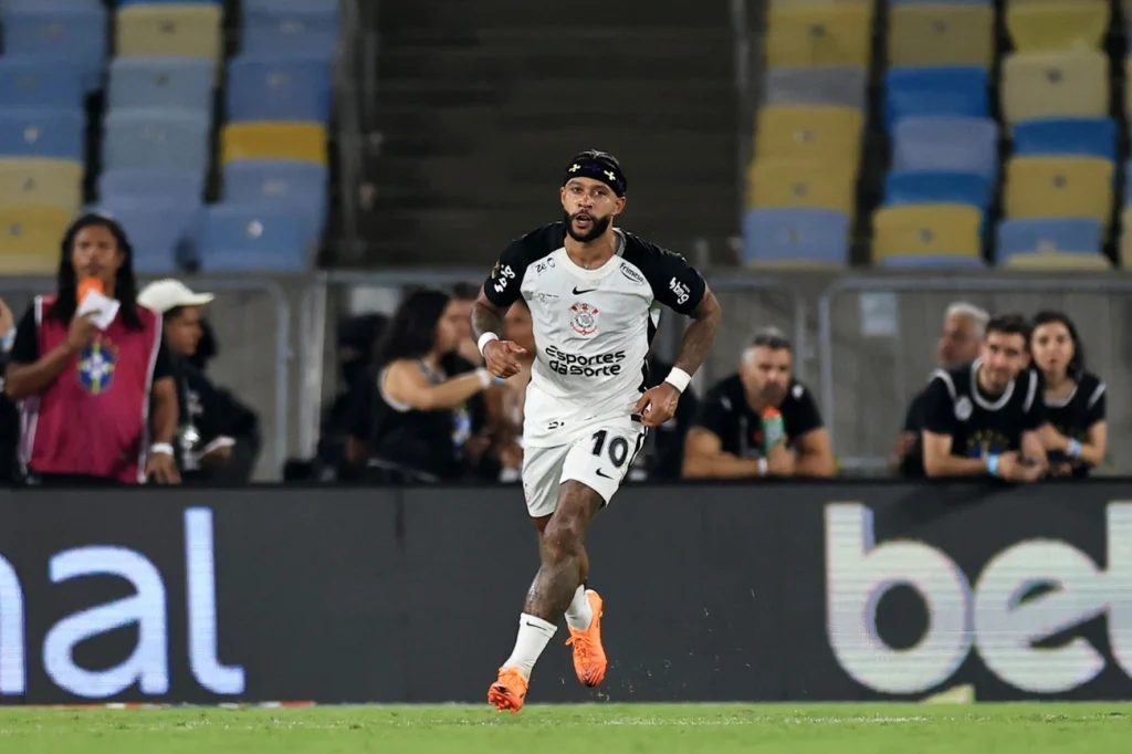 Memphis Depay marca 2º gol do Corinthians agora