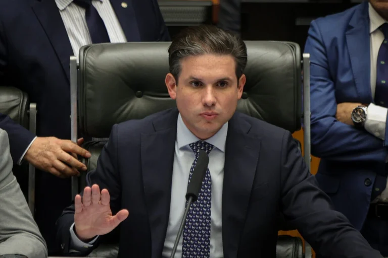 Hugo Motta discute PL Antifacção com líderes na Câmara dos Deputados