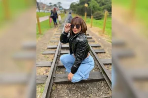 Mulher arrastada em carro por ex é transferida ao HC: “Bons sinais”