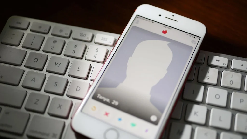 Os artistas e músicas mais citados no Tinder em 2025