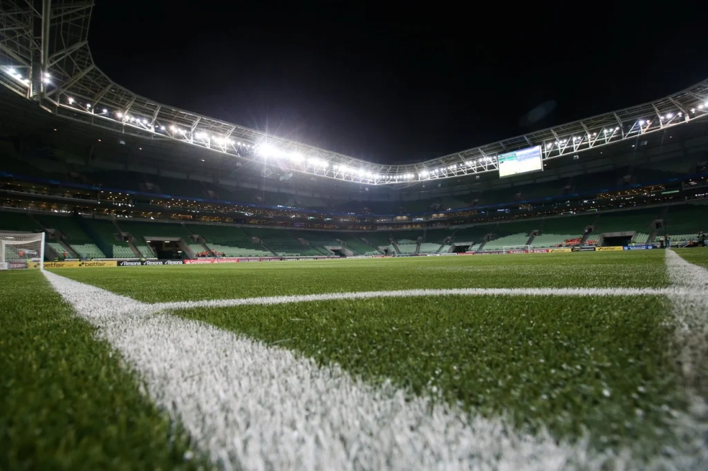 Palmeiras e outros clubes defendem gramados sintéticos agora