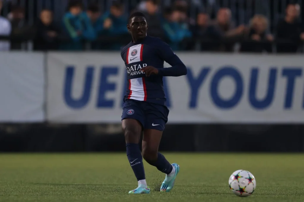 Promessa do PSG pode se aposentar aos 21 anos após sumir dos campos Promessa do PSG pode se aposentar aos 21 anos após sumir dos campos