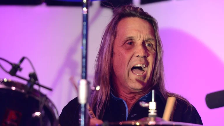 Nicko McBrain quase foi demitido do Iron Maiden após erro em show