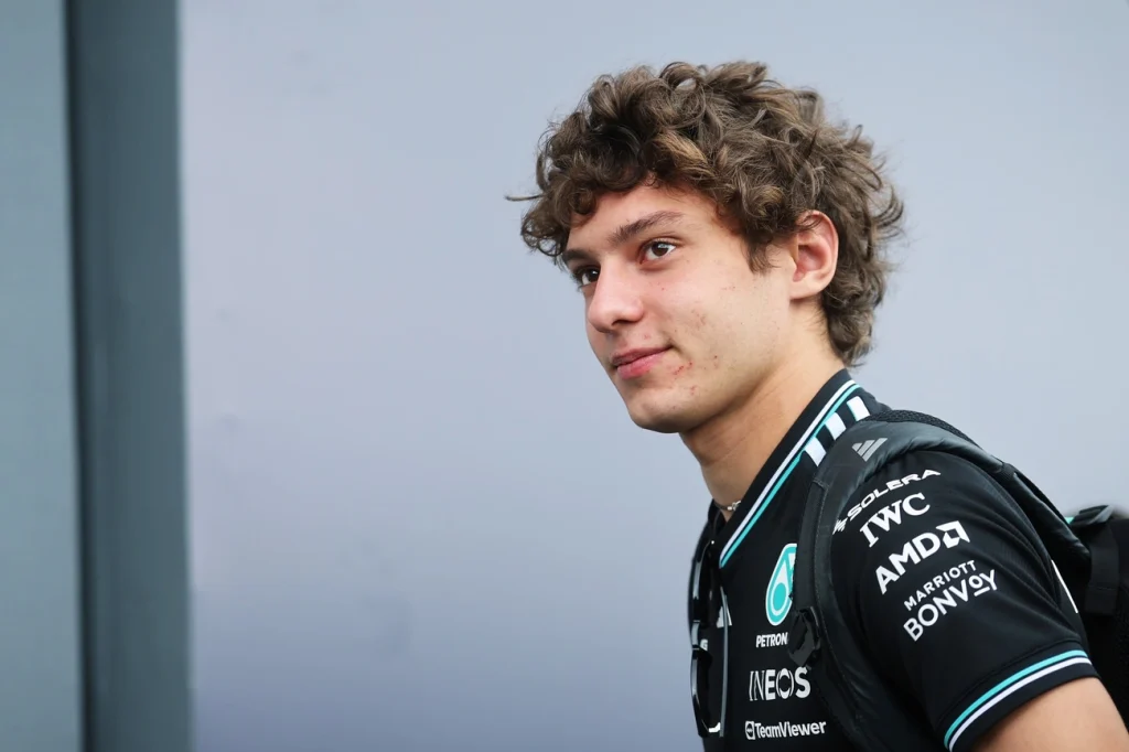 Red Bull se pronuncia após consultor acusar Antonelli de ajudar Norris Red Bull se pronuncia após consultor acusar Antonelli de ajudar Norris