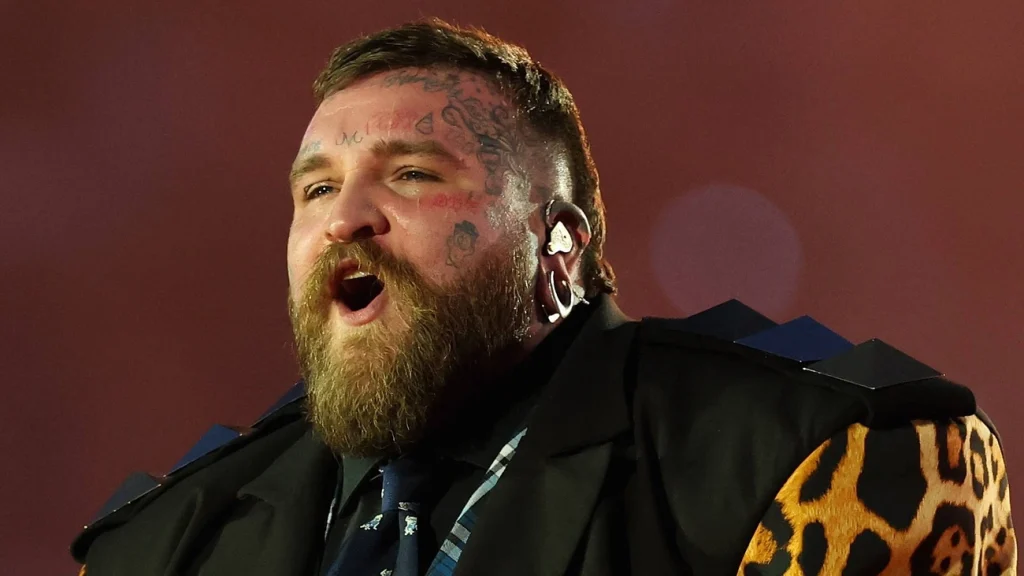 Teddy Swims admite empregar IA em suas músicas e revela contexto do uso