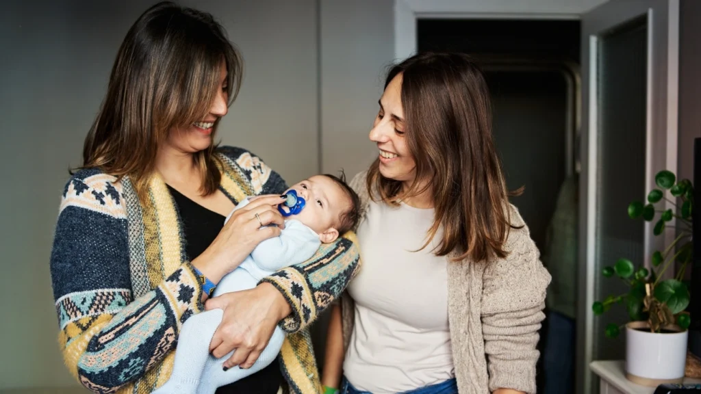 Virou vovó, vovô, tio ou tia? Veja cuidados na hora de visitar um bebê