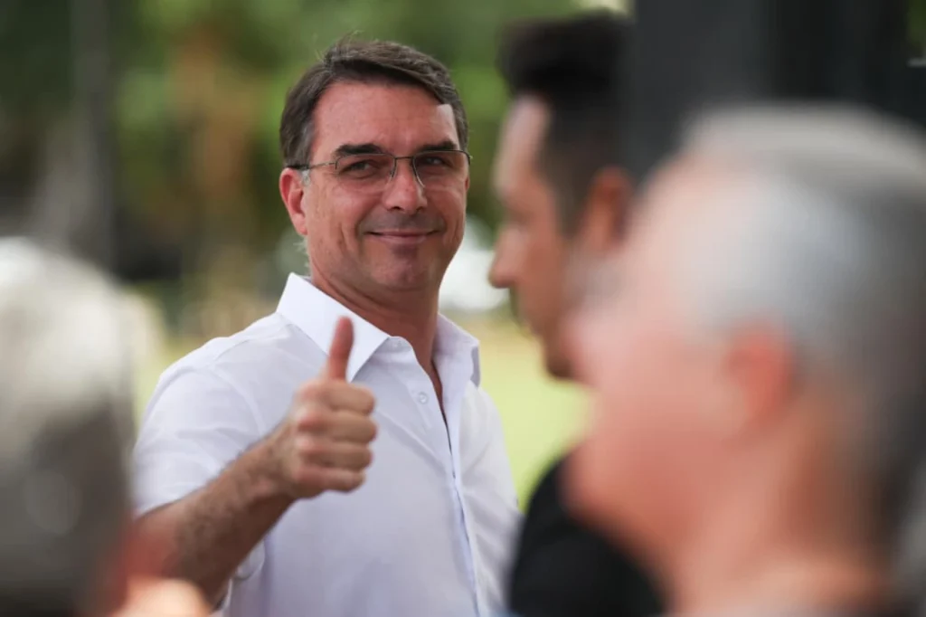 Flávio Bolsonaro surge agora: Lula em 4,3 pontos Flávio Bolsonaro surge agora: Lula em 4,3 pontos