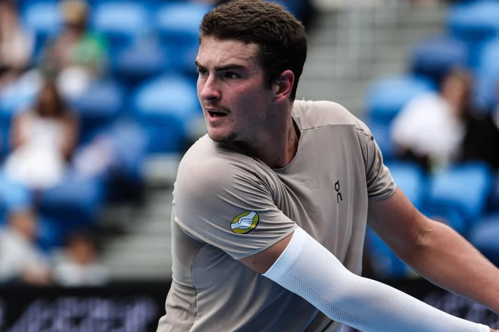João Fonseca Eliminado na Estreia do Australian Open Veja o que Aconteceu Agora João Fonseca Eliminado na Estreia do Australian Open Veja o que Aconteceu Agora