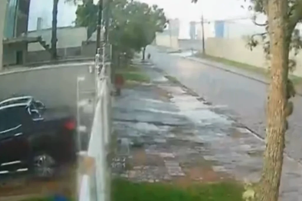 Tornado no Paraná jovem é atingida veja vídeo impressionante agora Tornado no Paraná jovem é atingida veja vídeo impressionante agora