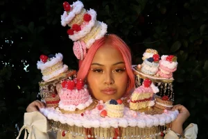 Conheça Tatay Katelyn agora designer de crochês extravagantes