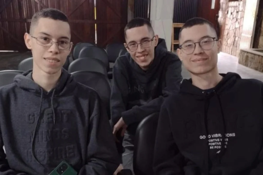 Trigêmeos de 18 anos tiram Título de Eleitor juntos em operação única no interior de São Paulo