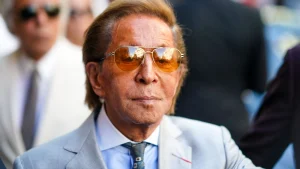Valentino Garavani, o rei da moda, morre aos 93 anos deixando um legado de elegância e estilo que vestiu estrelas como Diana e Beyoncé