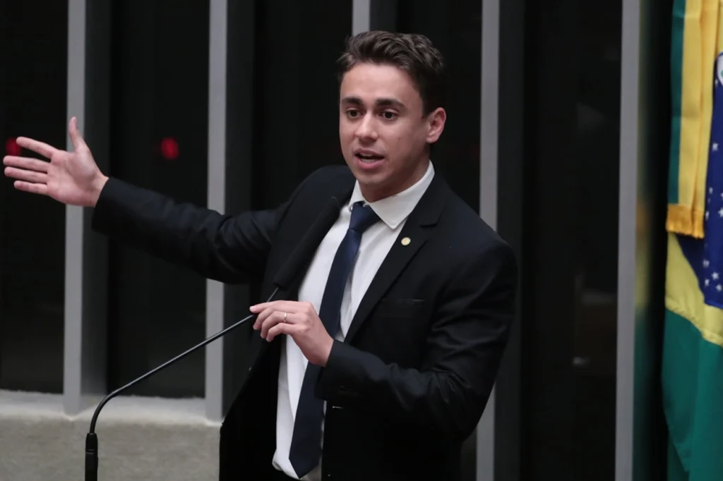 Nikolas Ferreira chama críticos de Ditador após sugestão de prisão hoje Nikolas Ferreira chama críticos de Ditador após sugestão de prisão hoje
