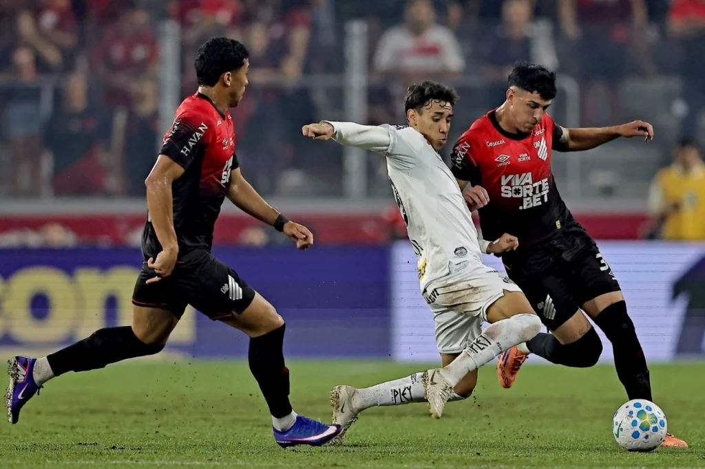 Athletico-PR vence Santos com gols nos acréscimos e lidera Brasileirão