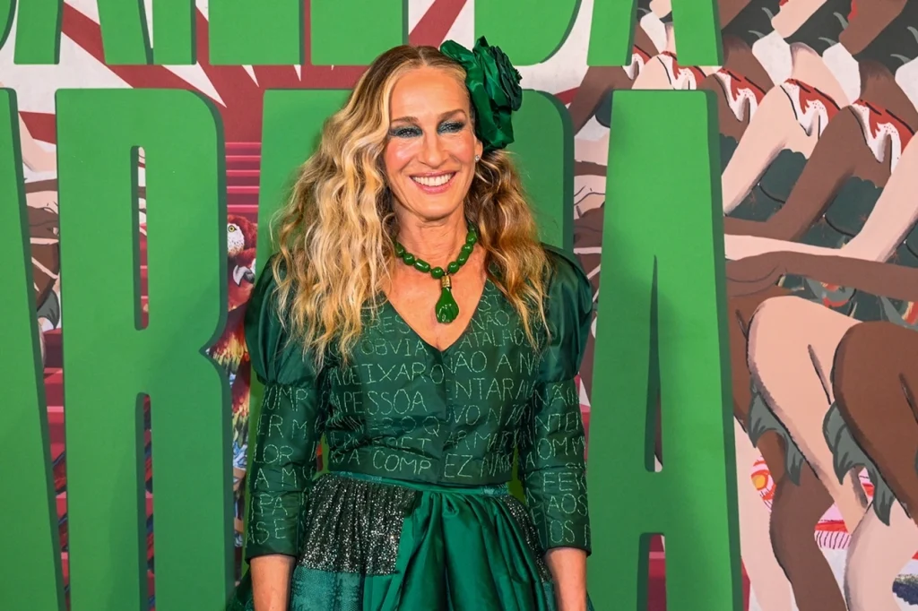 Famosos como Sarah Jessica Parker e Rick Martin invadem Baile da Arara no Carnaval do Rio hoje