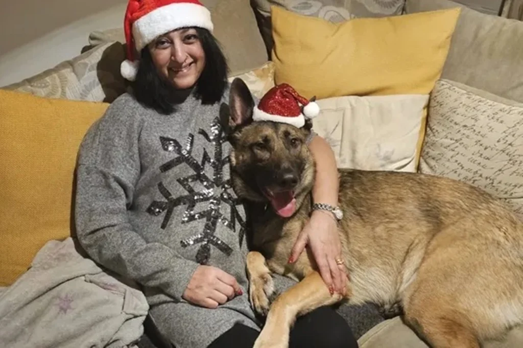 Mulher perde mãos e pés após infecção grave causada por lambida de cachorro hoje