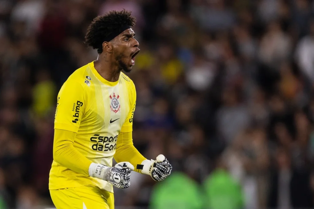 Portuguesa expulsa torcedores racistas contra Hugo Souza agora