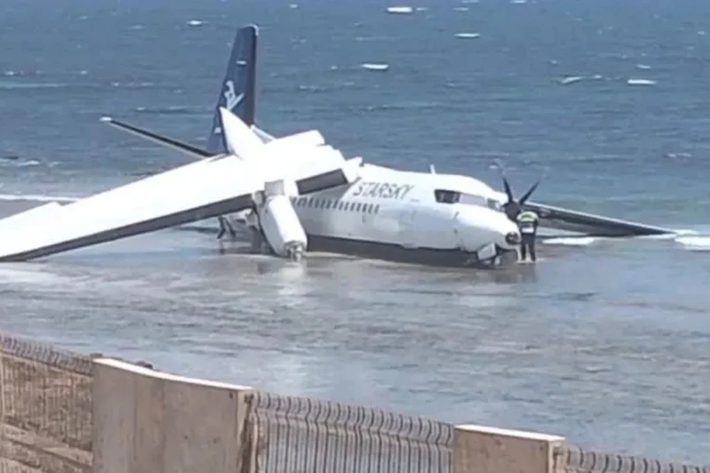 Vídeo avião com 55 pessoas faz pouso forçado na Somália hoje Vídeo avião com 55 pessoas faz pouso forçado na Somália hoje